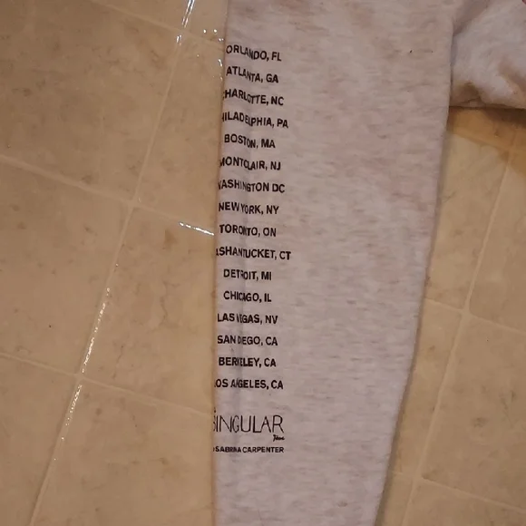 Sabrina Carpenter Singular Tour Sweatahirt - Picture 4 of 10